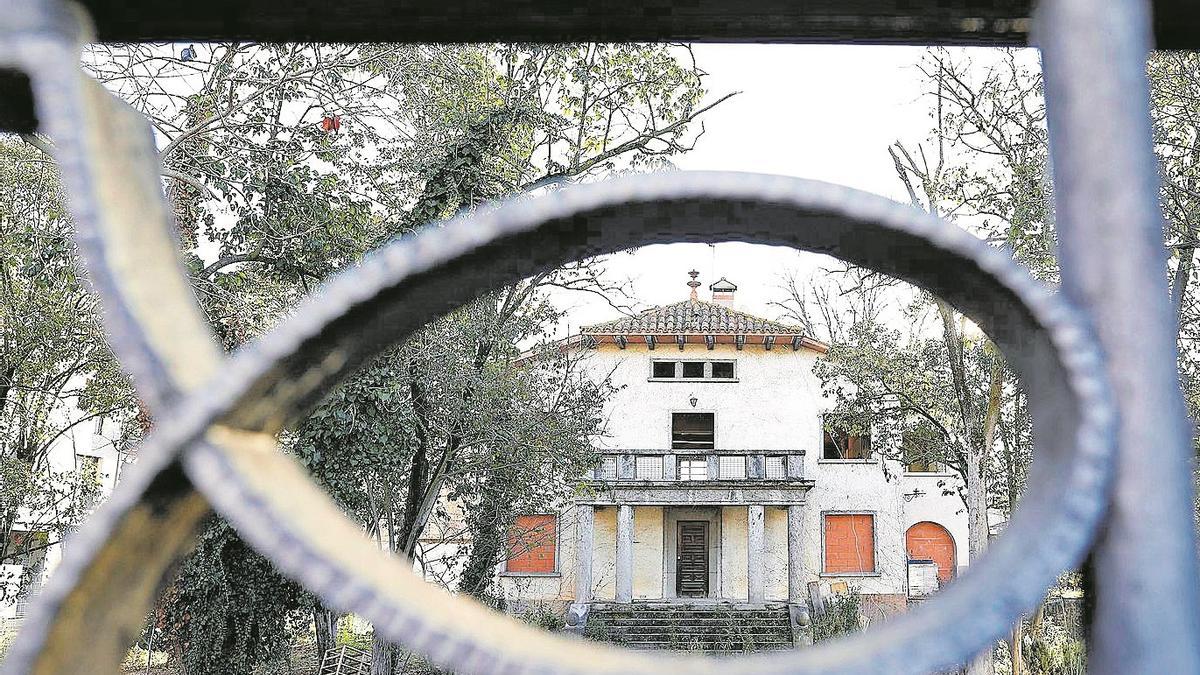 L’estat actual del Xalet Soler, on les obres estan aturades des del 9 d’agost de l’any passat.