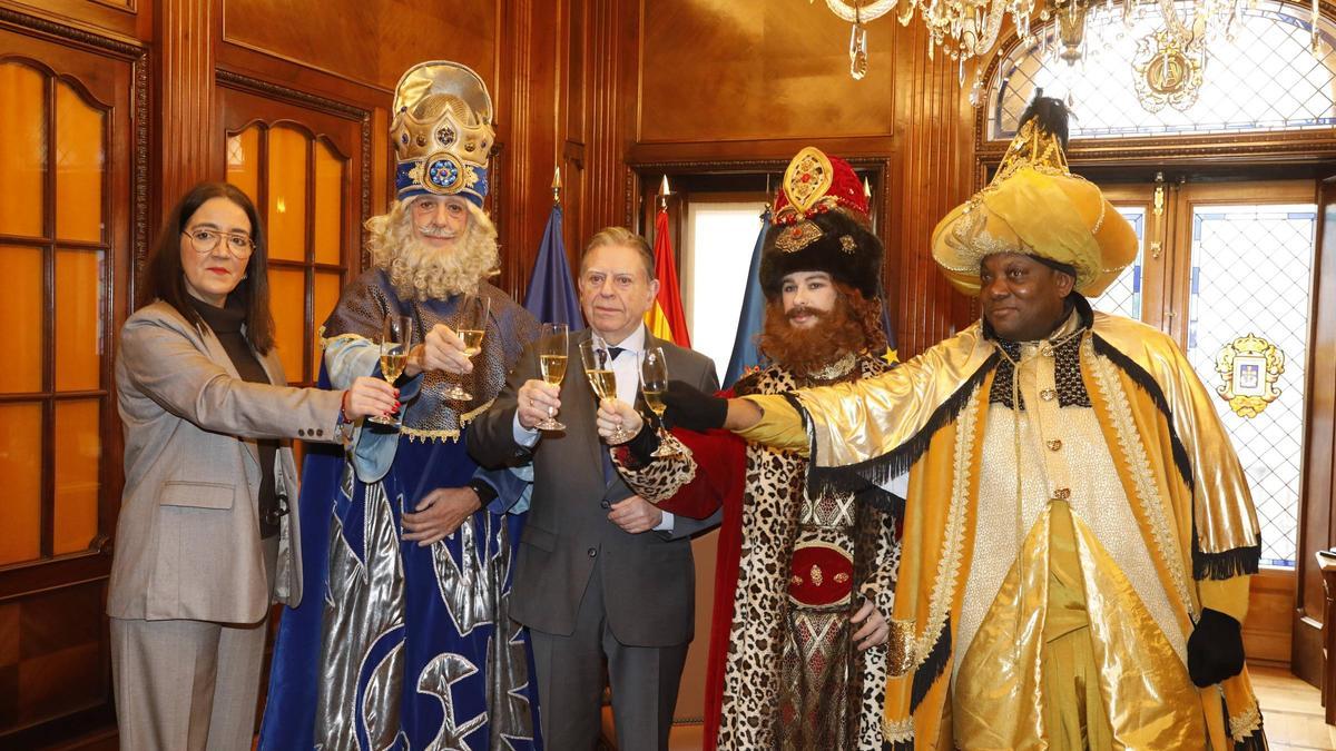 El alcalde de Oviedo pide a los Reyes Magos "celeridad para aabar los proyectos pendientes": "Quiero que la ciudad siga avanzando"