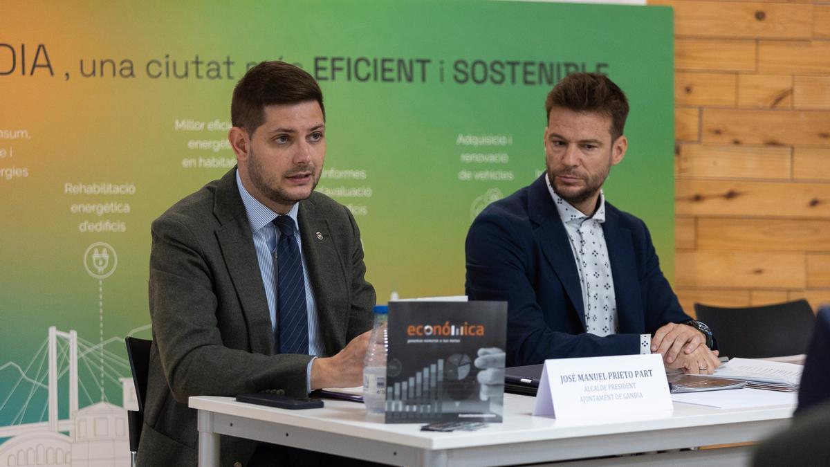 El alcalde Prieto y el presidente de FAES, Juan Pablo Tur.