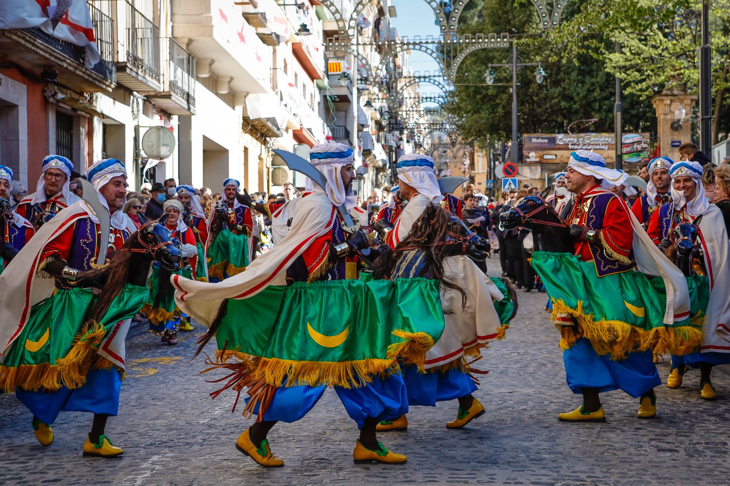 El desenfadado acto con caballos de cartón atrae cada año a un mayor número de espectadores