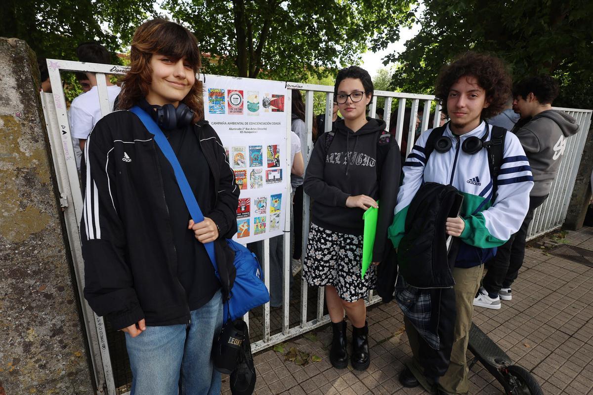 Carlota Ferreira, Estela Donia y Miki Vázquez, con una muestra de las obras.