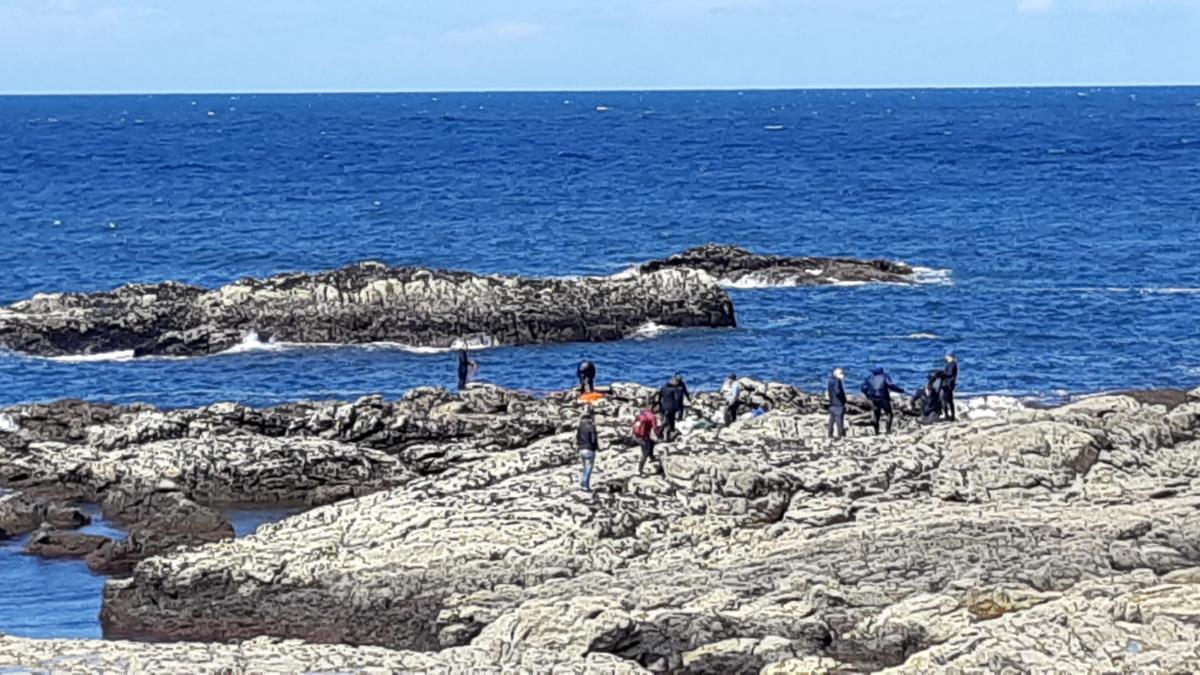 Personas en plena extracción de mejilla.