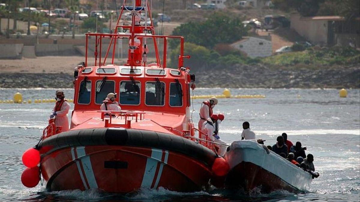 Cuatro fallecidos en un cayuco que llegó a una playa de Tenerife