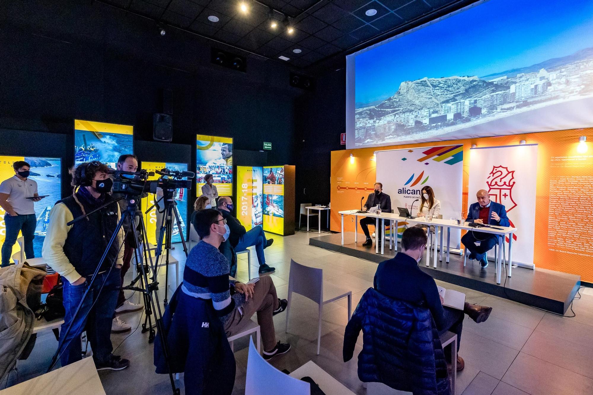 La consellera Carolina Pascual presenta en el puerto la próxima edición de la Vuelta al Mundo a Vela.