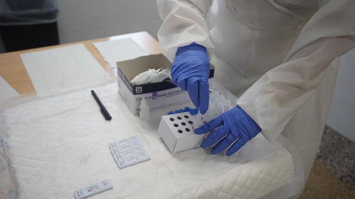 Una sanitària preparant testos d’antígens, en una imatge d’arxiu