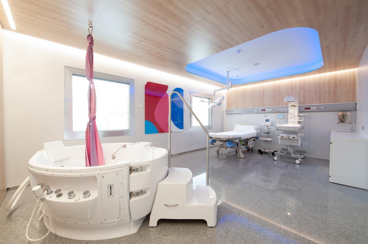 Sala de parto con bañera obstétrica, equipada con experiencia sensorial y elementos de confort.
