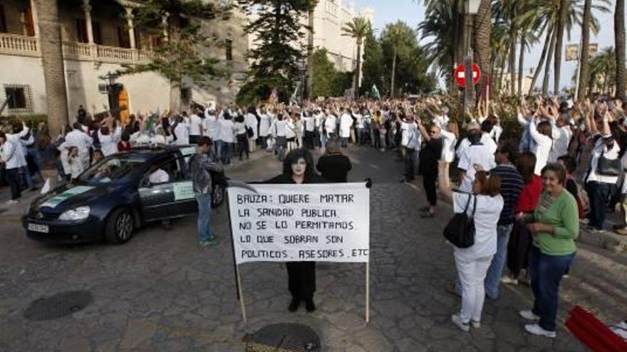 Una manifestación de médicos y enfermeras frente al Consolat.