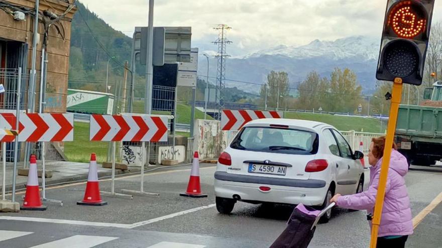 Circulación por un carril y regulada con semáforo por las obras del puente Emilio Llamedo de Arriondas | J. M. C