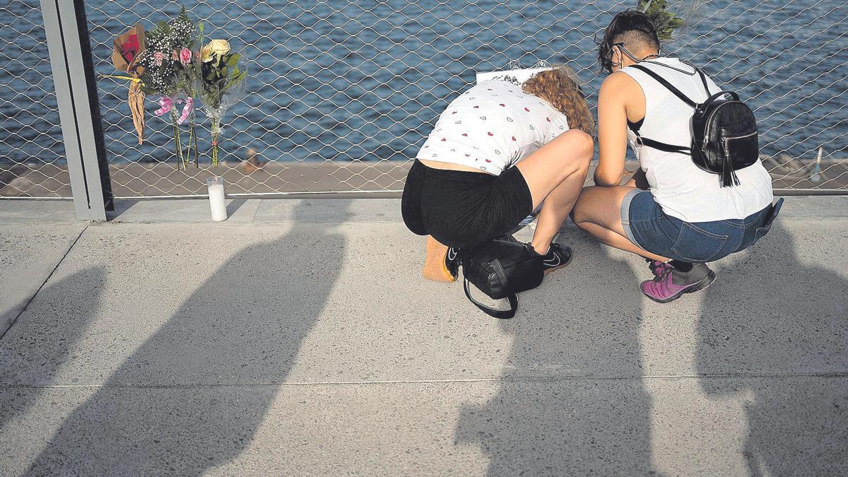 Homenaje con flores a las niñas asesinadas.