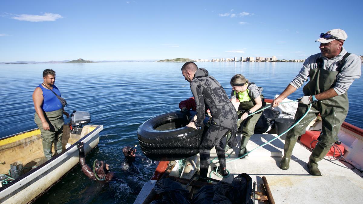 Retirada de basura del fondo del Mar Menor.