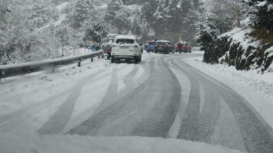 Varias carreteras del Pirineo permanecen cerradas por riesgo de aludes