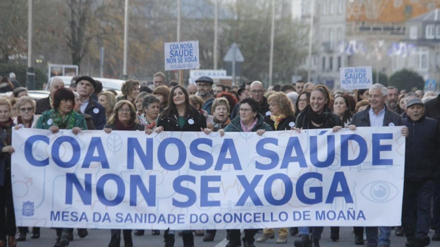 Cabeza de la manifestación con la pancarta &quot;Coa nosa saúde non se xoga&quot;.// Santos Álvarez