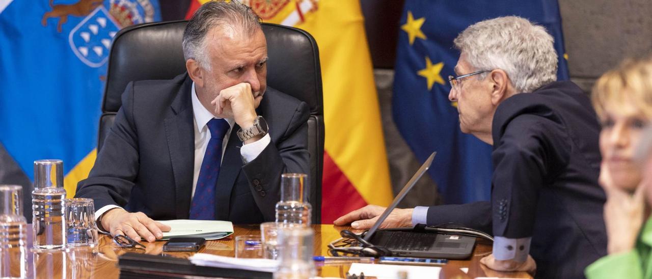 El presidente Ángel Víctor Torres charla con el consejero y portavoz del Gobierno, Julio Pérez, en el Consejo de Gobierno de ayer.