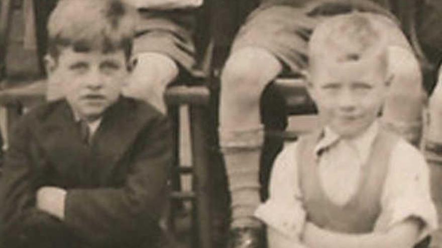 A la izquierda de la foto, Ringo Starr a la edad de ocho años junto con un compañero del colegio