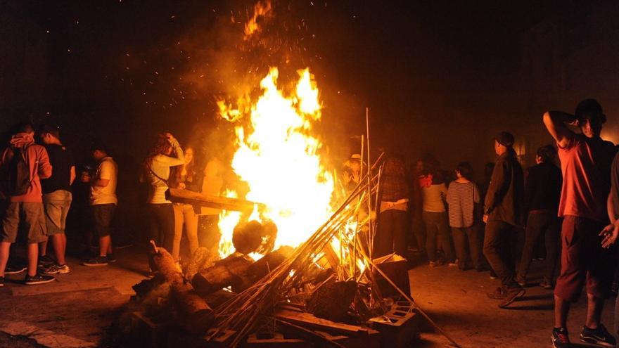 Encesa d&#039;una foguera per la revetlla de Sant Joan