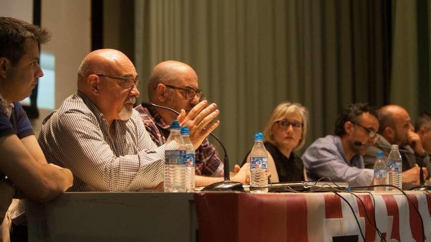 El tesorero toma la palabra durante la última asamblea de socios.