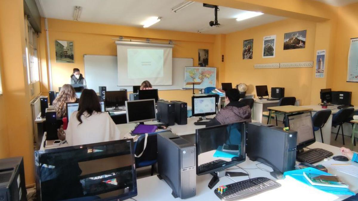 Alumnos durante una clase en el aula de informática.