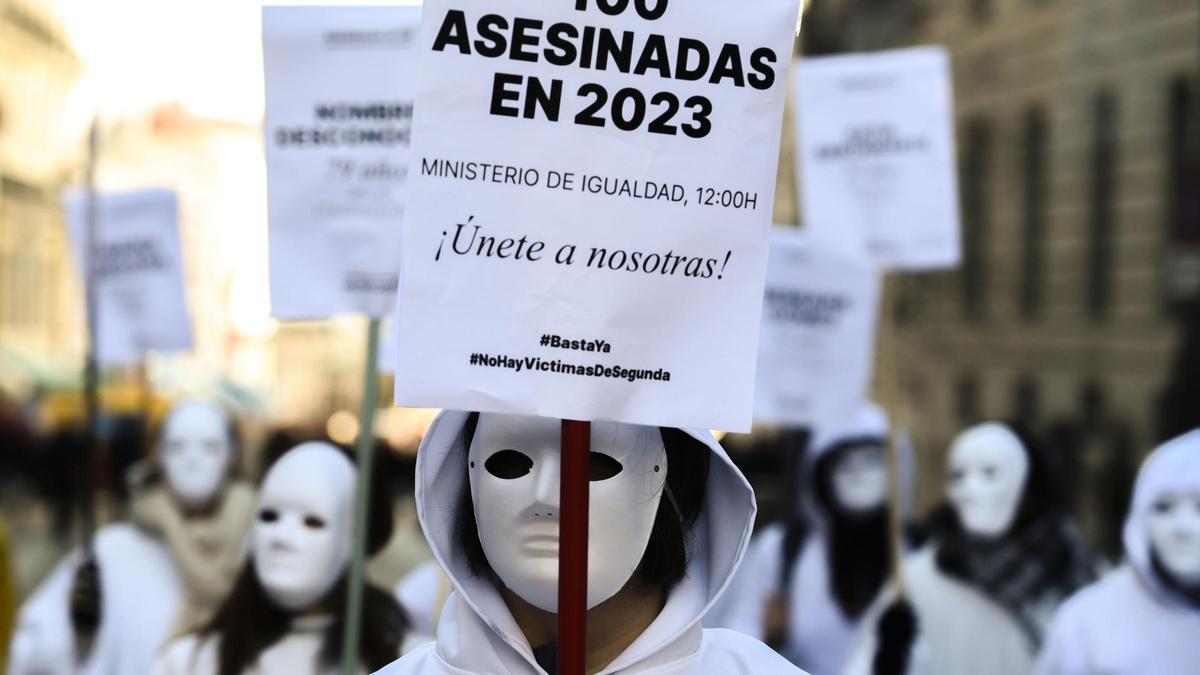 La Compaña Feminista ha convocado este domingo en Madrid una concentración por las víctimas de violencia machista de 2023, un año que denuncian que ha sido &quot;de los más sangrientos para las mujeres en España&quot;, con un total de 100 asesinadas.