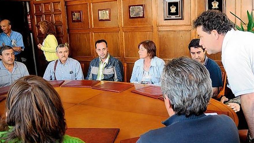 Lores se reunió con representantes vecinales de ambas parroquias.