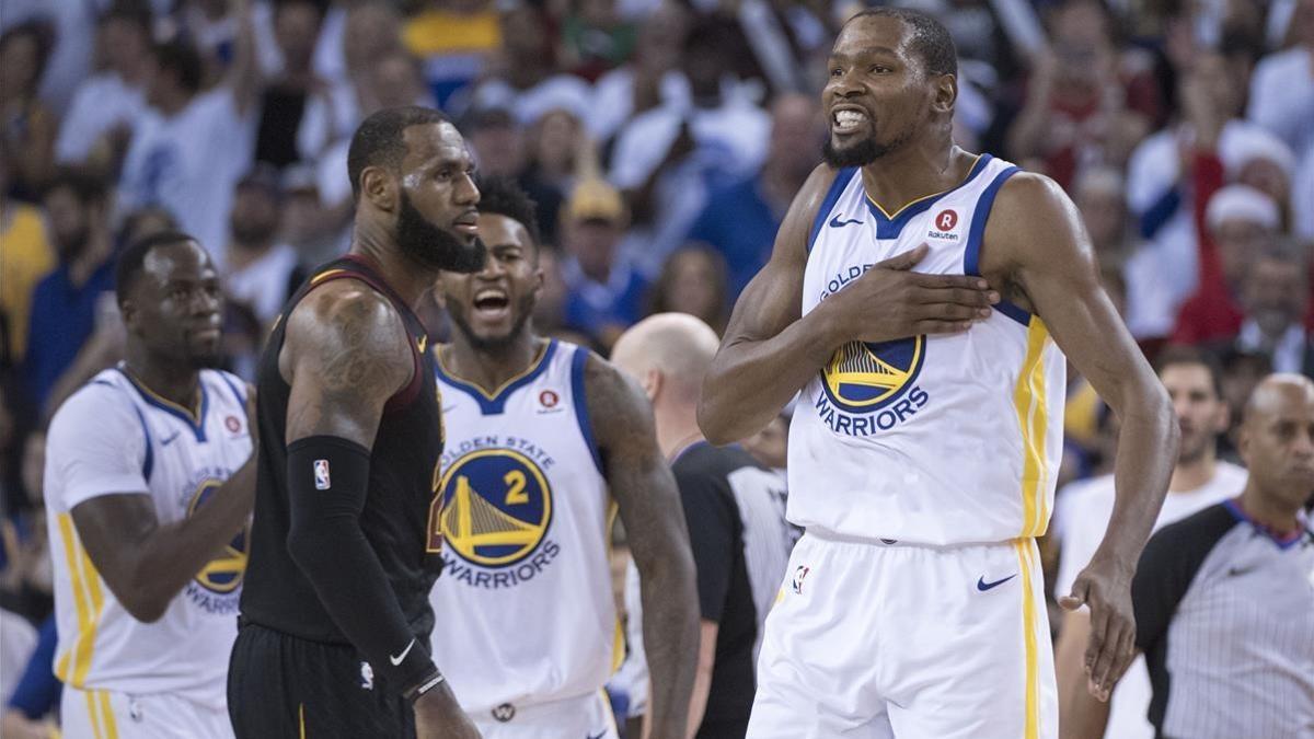 Kevin Durant celebra la victoria ante LeBron James.