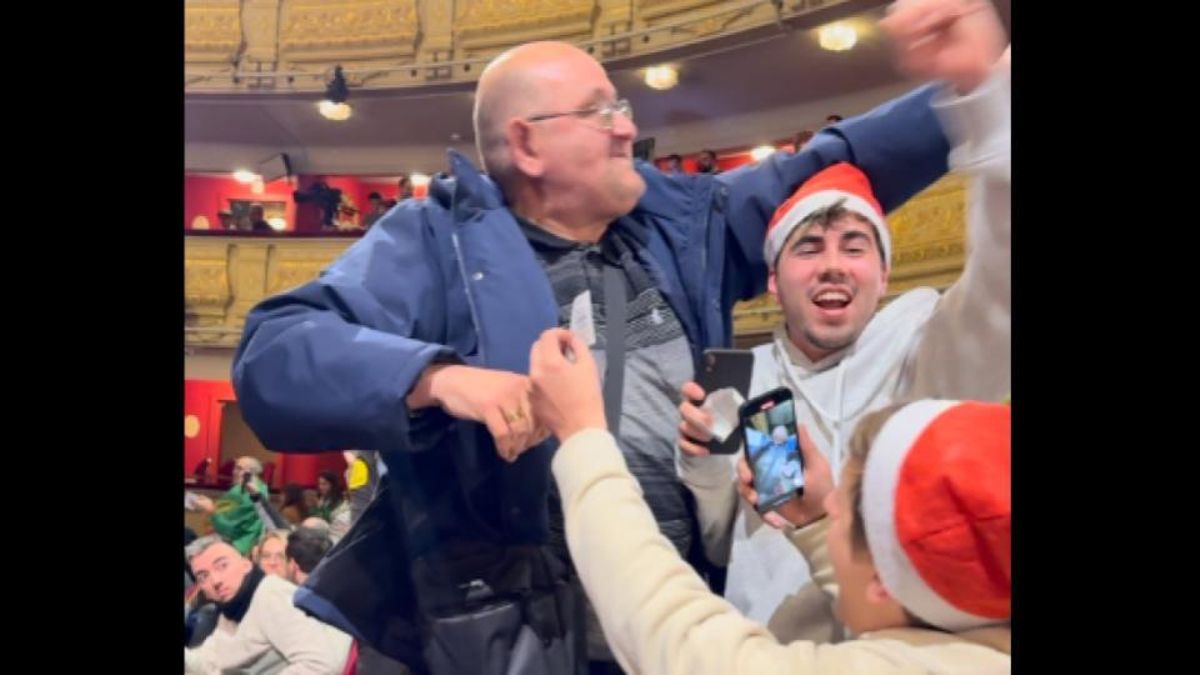 El momento del vacile, grabado por el móvil de uno de los asistentes presentes en el Sorteo de la Lotería de Navidad en el Teatro Real de Madrid.