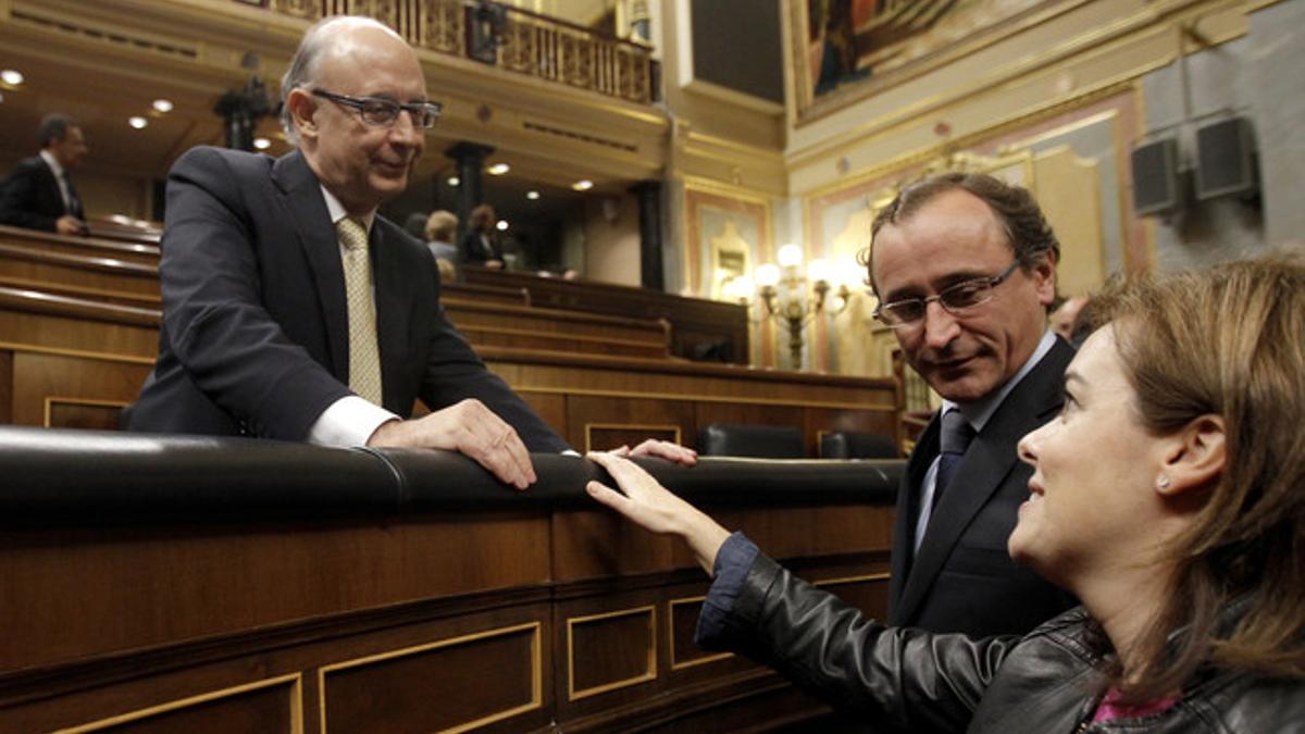 Cristóbal Montoro habla con Soraya Sáenz de Santamaría en presencia de Alfonso Alonso, este miércoles en el Congreso.