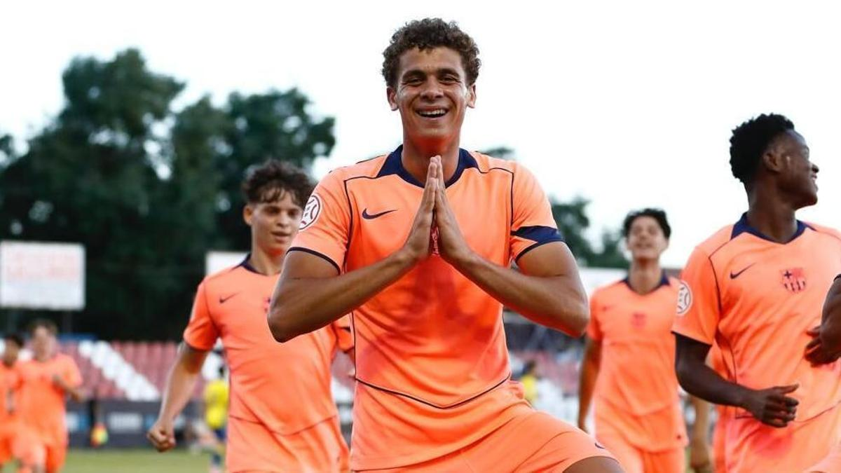 Hamza Abdelkarim celebra un gol con el FC Barcelona en la Copa de Campeones juvenil.