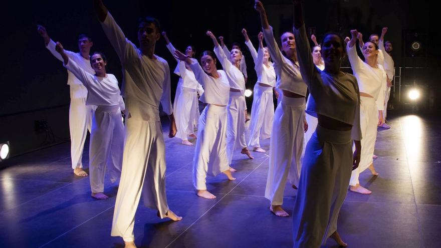 Vint-i-un dansaires de l’Esbart Manresà fan una mirada a la transformació de sant Ignasi | JOSEP ORIOL REGUANT