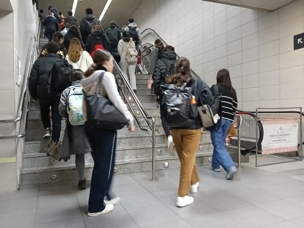 Usuarios subiendo por las escaleras normales al volver a estropearse las mecánicas en la estación de tren de Elche-Parque