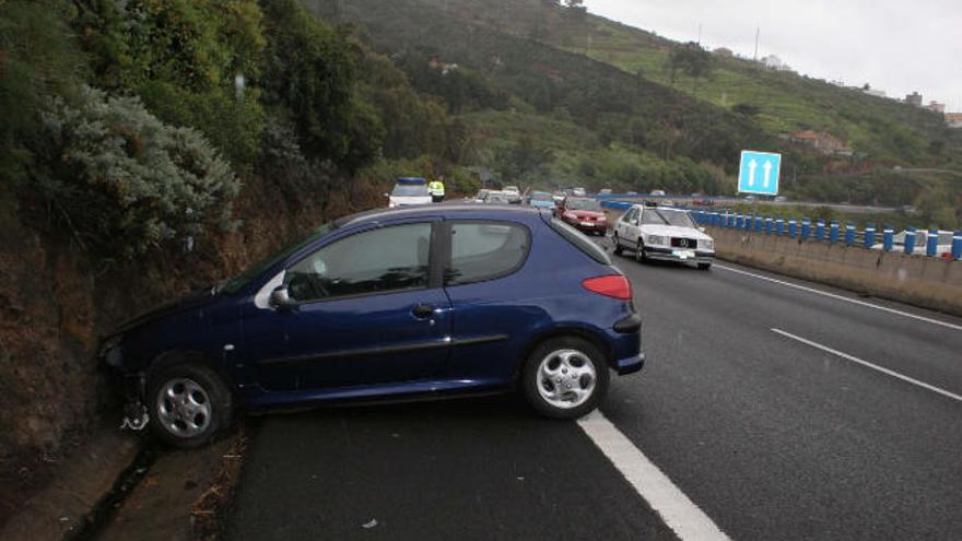 Un accidente producido en la curva de El Sauzal, uno de los puntos negros de las carreteras tinerfeñas.