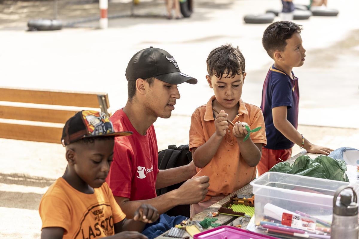 Save the Children inicia sus campamentos de verano para 2200 niños y niñas en riesgo de pobreza y de exclusión social. Las actividades socioeducativas facilitan la conciliación familiar y evitan que los niños y niñas se queden solos en casa.