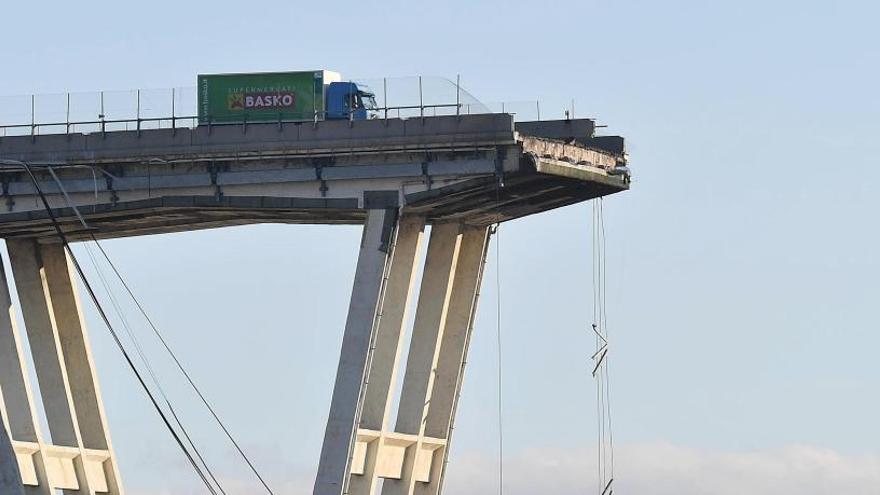 El camión, al borde del precipicio en el puente Morandi.