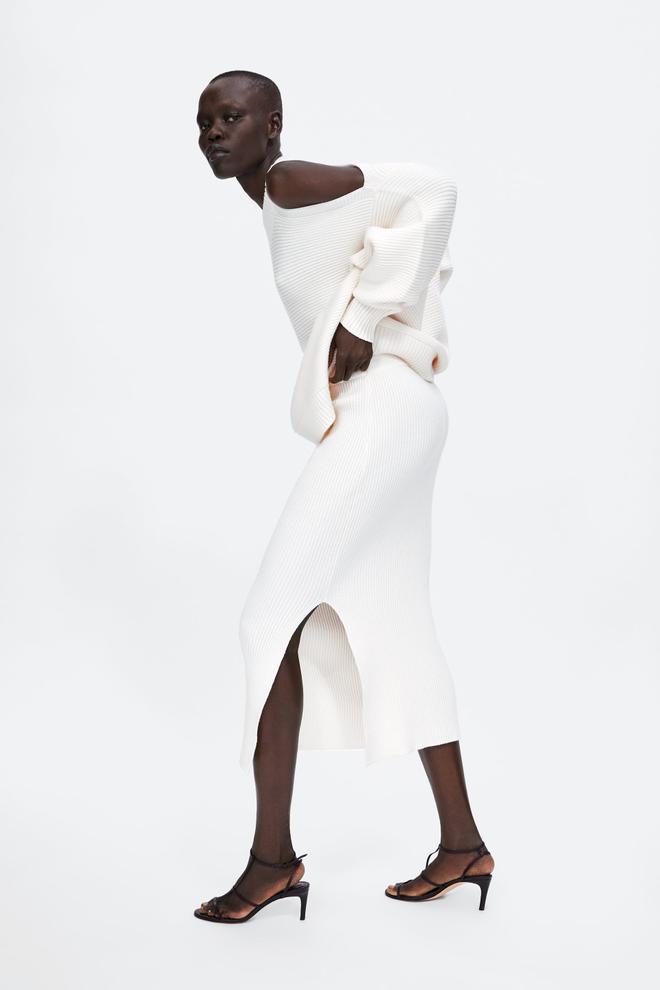Falda de tubo de Zara en color blanco. Precio: 25,95 euros
