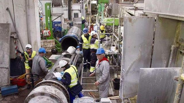 Operarios realizando ayer labores de mantenimiento en la parada técnica de Ence. // FdV