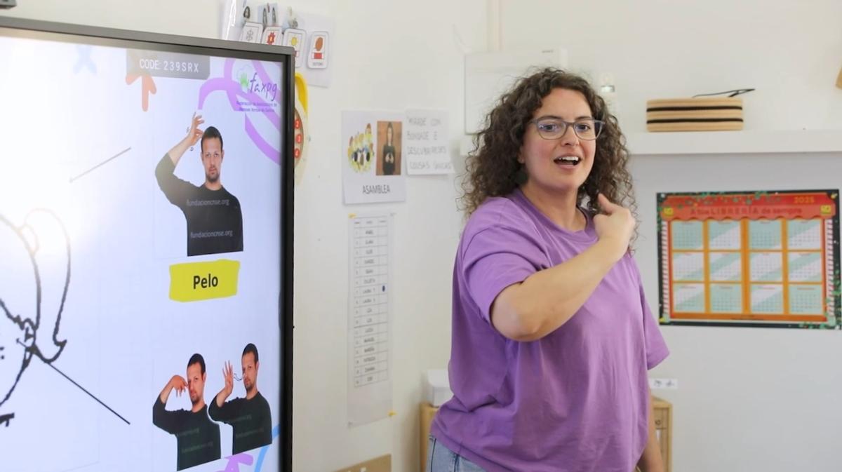 Ruth Lovera impartiendo una clase de lengua de signos.