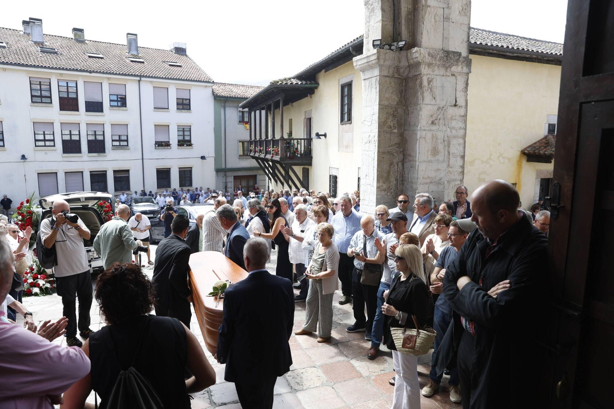Las imágenes del funeral de Antonio Trevín en la basílica de Llanes.