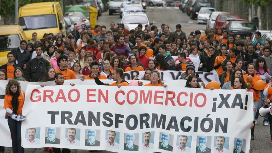 Manifestación en 2008 parareclamar el grado en Comercio
