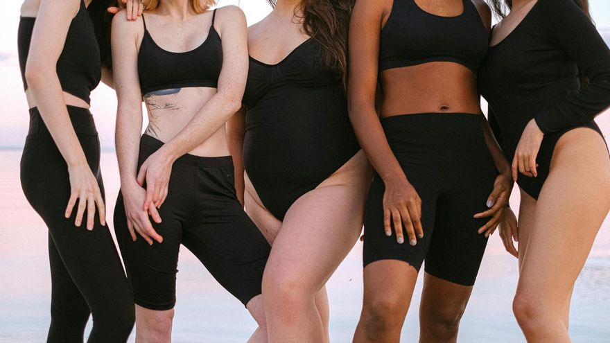 Mujeres con ropa negra.
