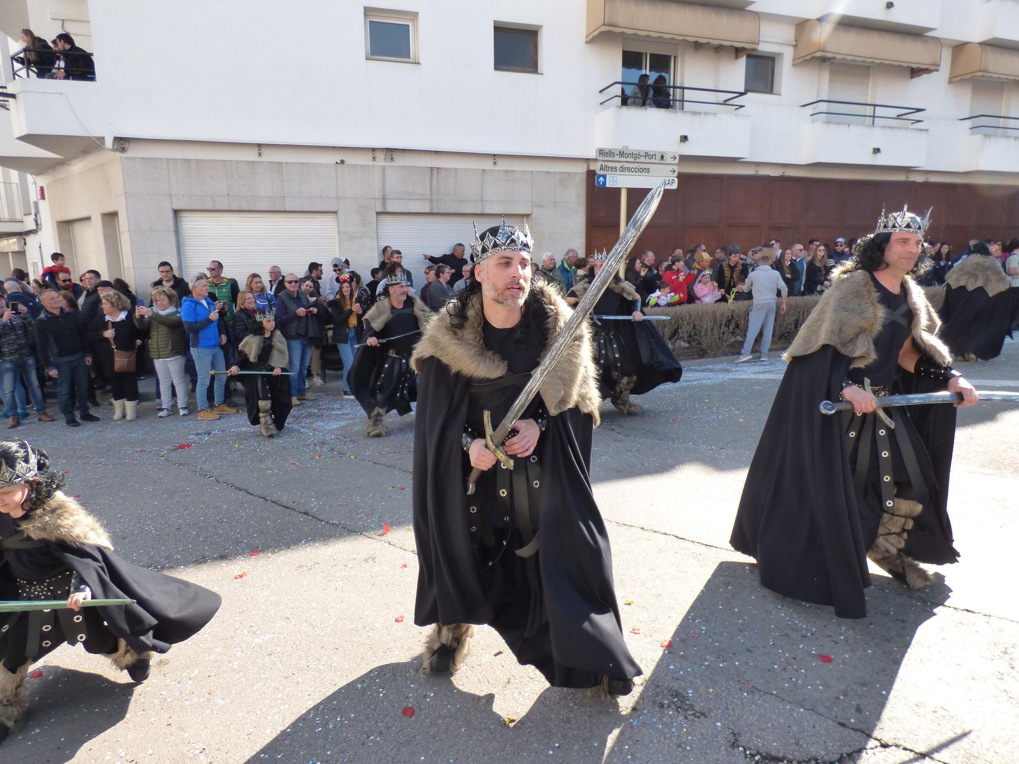 L'Escala vibra amb una rua de carnaval carregada d'imaginació