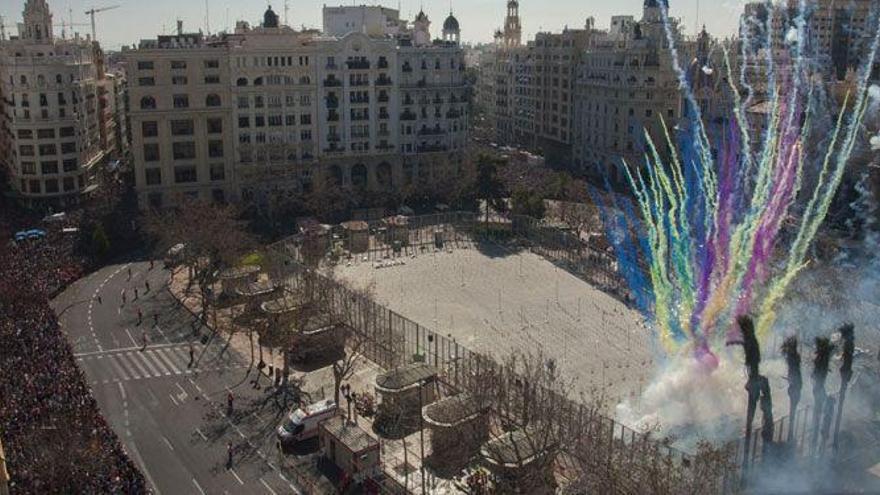 Vive una mascletá VIP desde un balcón en la plaza del Ayuntamiento