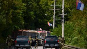 Soldados de la OTAN patrullan junto a una barricada levantada por serbios de Kosovo cerca del pueblo de Zubin Potok, el pasado 1 de agosto.