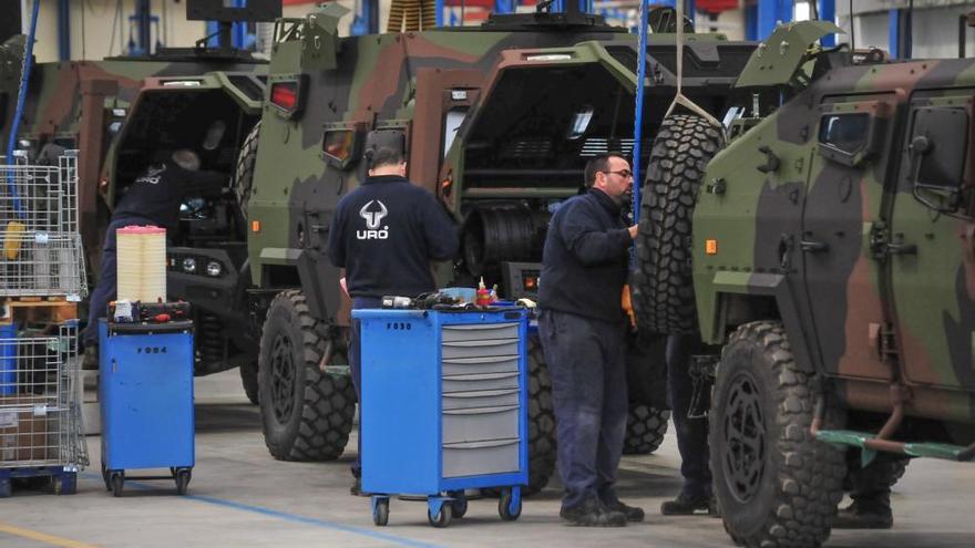 Alberto Núñez Feijóo visita la fábrica militar de Valga