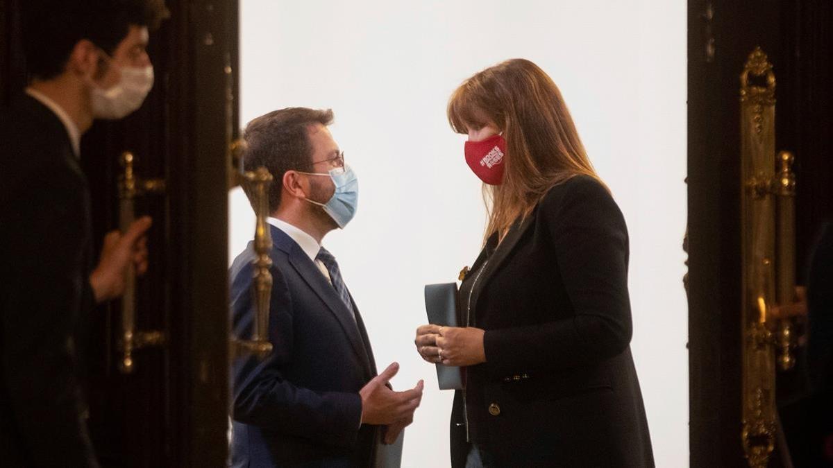 El candidato a la investidura Pere Aragonès junto a la presidenta del Parlament, Laura Borràs.