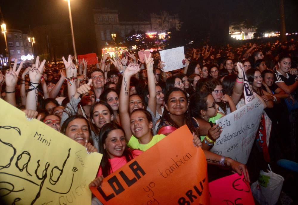 Lola Índigo abarrotó en el final de las fiestas de A Peregrina