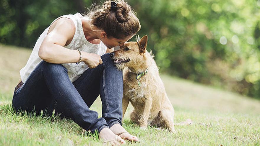 Una mujer, junto a su perro.