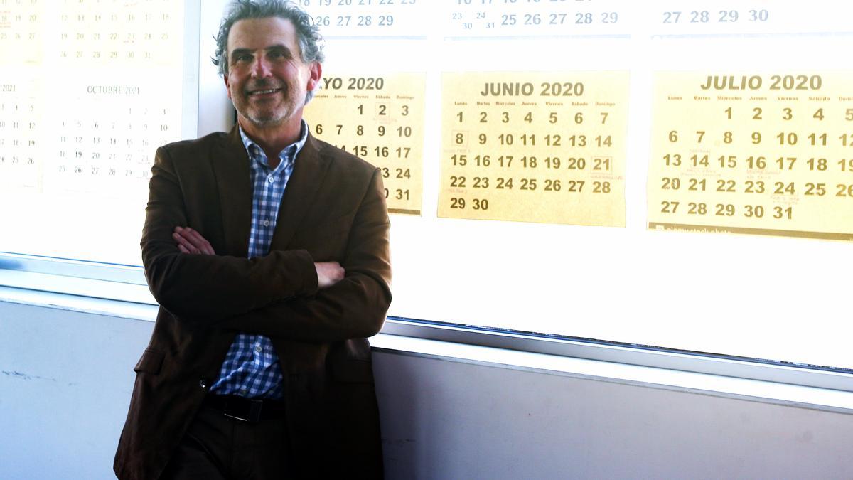 Las ventanas del despacho de Falo están repletas de hojas de calendario donde, mes a mes, se recogen los hitos o cambios producidos en Aragón.