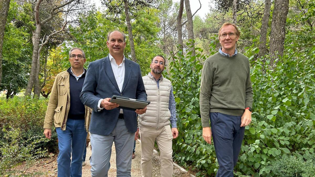 El consejero de Digitalización, Miguel López-Valverde, durante la visita de este domingo a Colmenar Viejo.