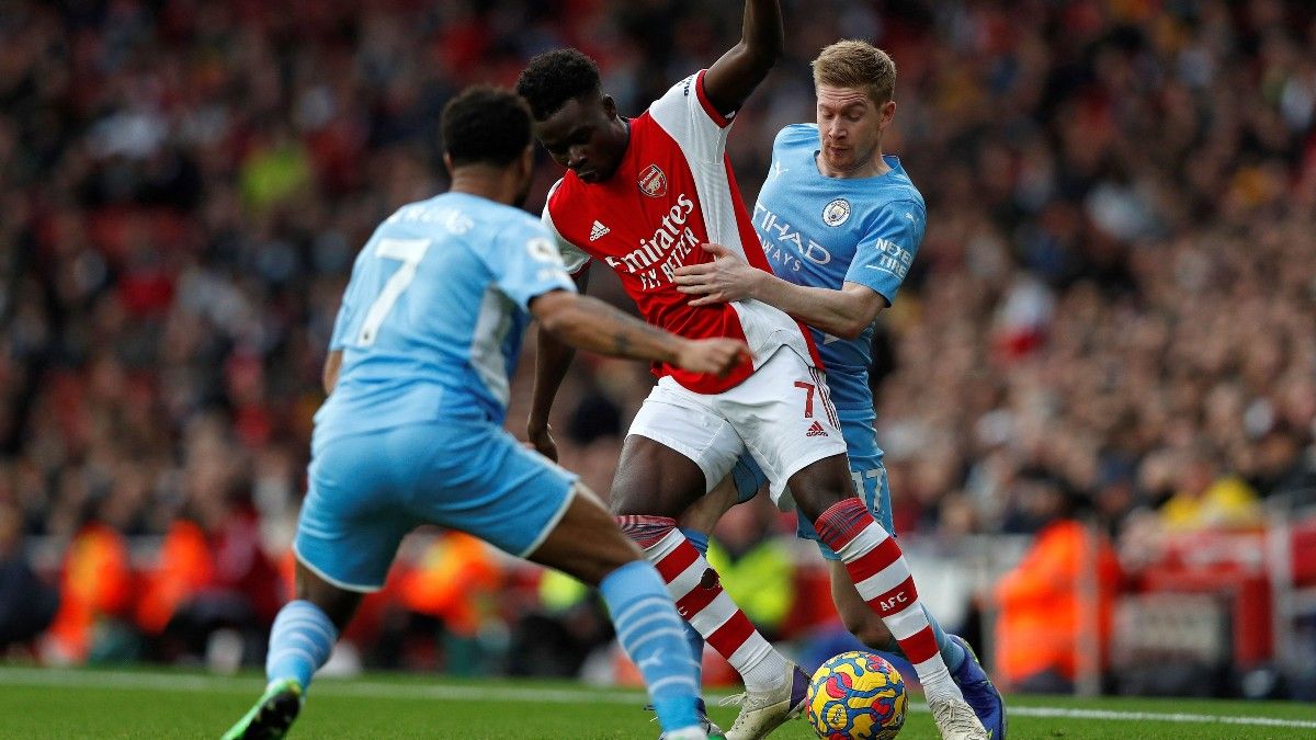 Bukayo Saka fue un dolor de muelas para la zaga del Manchester City