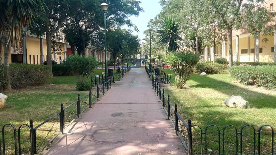 Esta es una vista de la calle Sherlock Holmes tomada hace unas semanas, con mucho verde, un paseo central peatonal y ausencia de coches por la inexistencia de aparcamientos. En un barrio con pocas zonas verdes como el Cortijo Alto, sus diseñadores han querido sacar partido a las vías que de norte a sur recorren el barrio, para dotarlas del mayor número de zonas verdes. Si no tienes muchos parques a la vista, sácate de la manga un jardín. Elemental querido Watson.