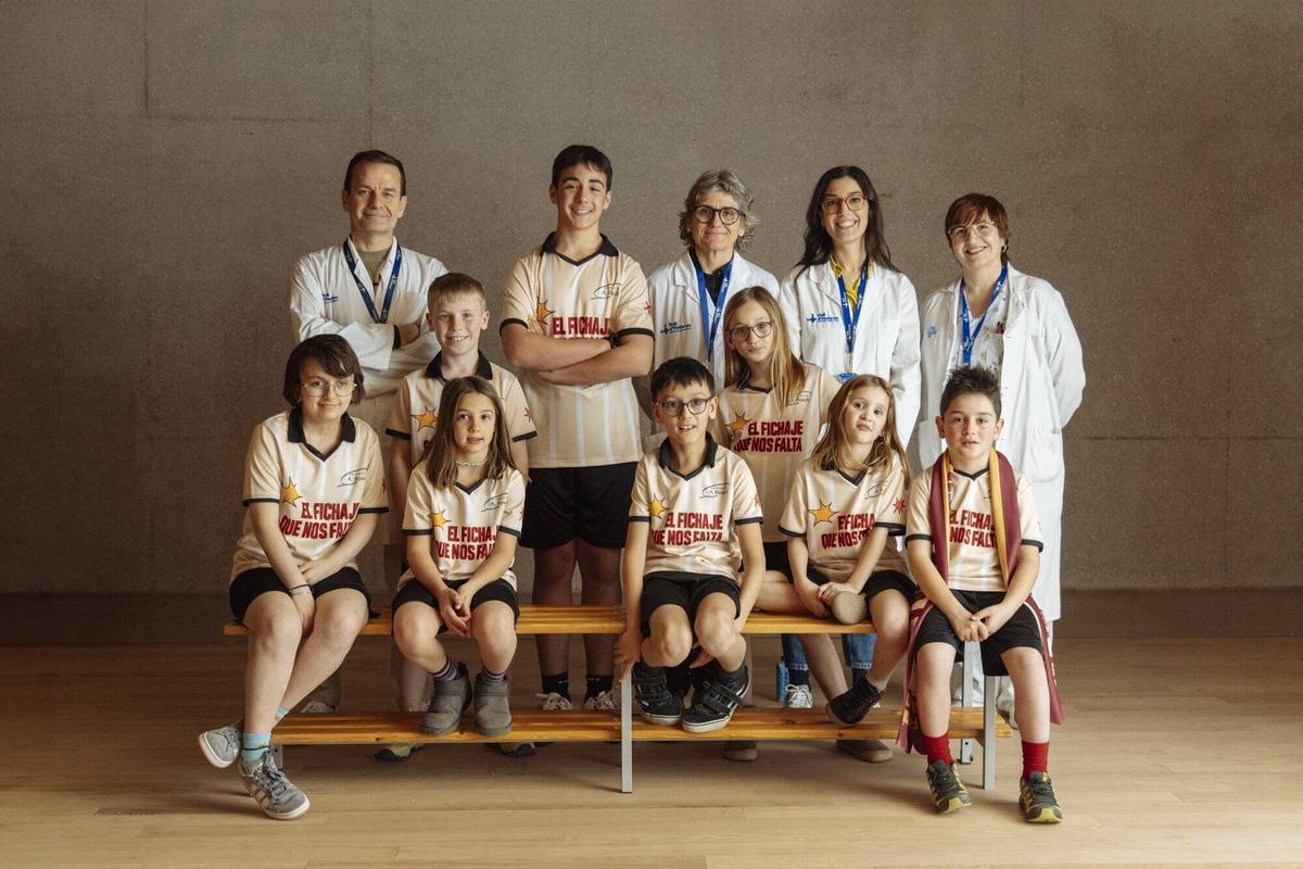Part de l'equip de la campanya 'El fitxtage que ens falta'.
